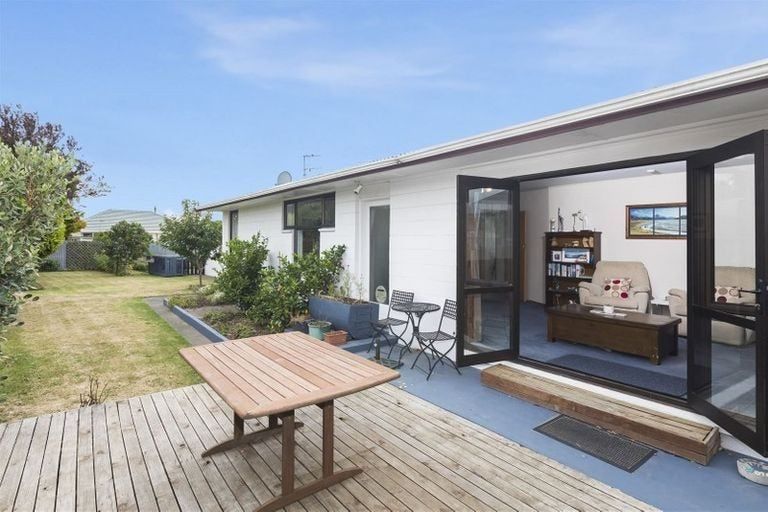 Photo of property in 18 Camelia Place, Islington, Christchurch, 8042