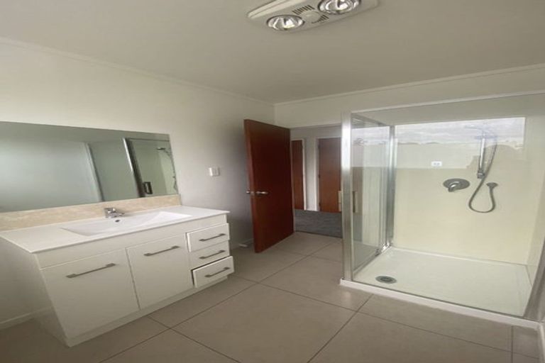 Photo of property in 14 Reynella Drive, Massey, Auckland, 0614