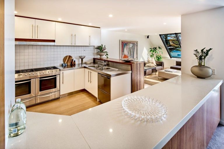 Photo of property in 2/326 Oriental Parade, Oriental Bay, Wellington, 6011