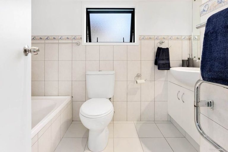 Photo of property in 2/67 Raleigh Road, Northcote, Auckland, 0627