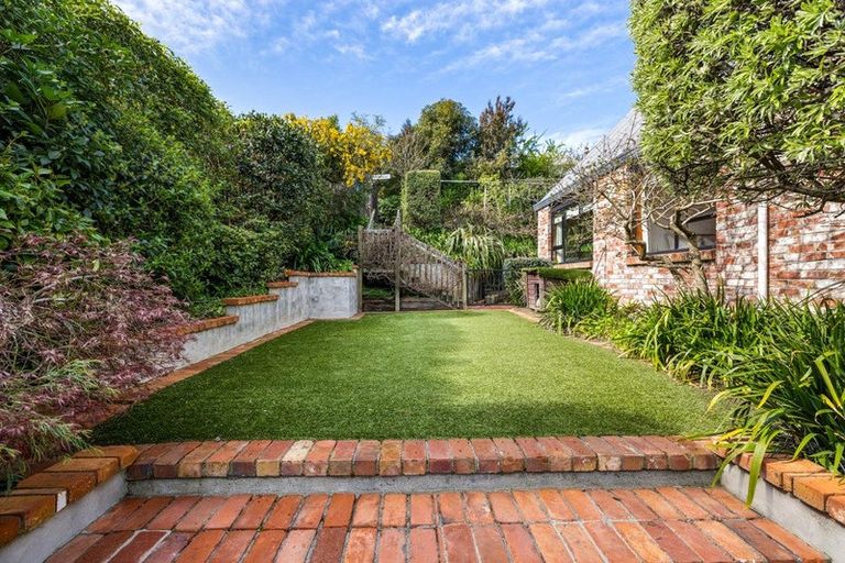 Photo of property in 5 Shalamar Drive, Cashmere, Christchurch, 8022