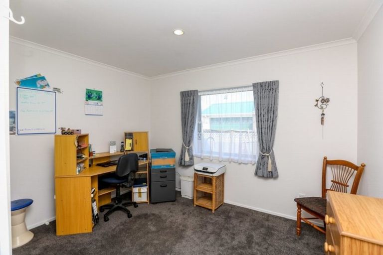 Photo of property in 5a Simons Street, Moturoa, New Plymouth, 4310