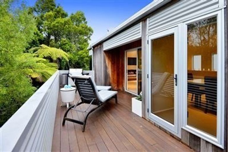 Photo of property in 20 Garmons Way, Castor Bay, Auckland, 0620