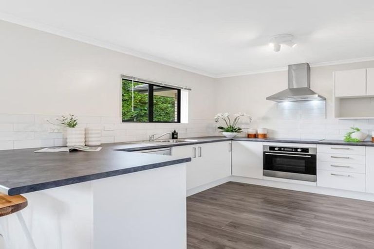 Photo of property in 12 Cade Place, Weymouth, Auckland, 2103