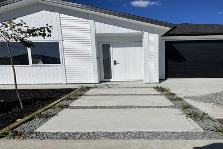 Photo of property in 7 Vinistra Road, Kumeu, 0810