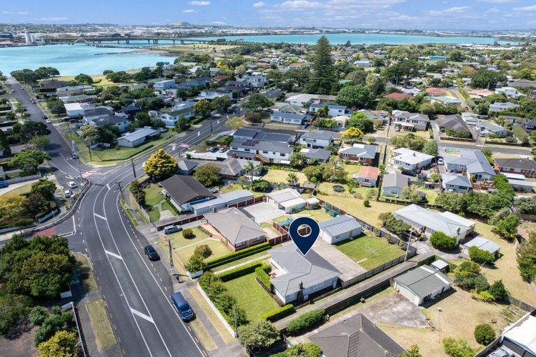 Photo of property in 5 Wallace Road, Mangere Bridge, Auckland, 2022