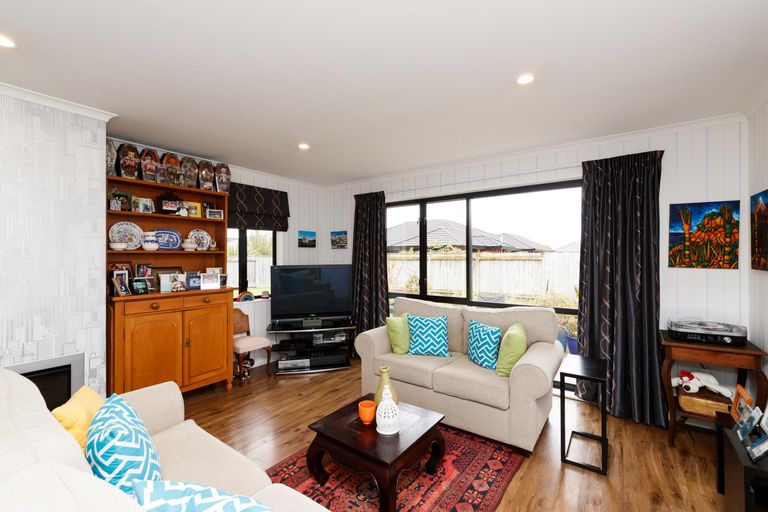 Photo of property in 15 Orlando Way, Kelvin Grove, Palmerston North, 4414