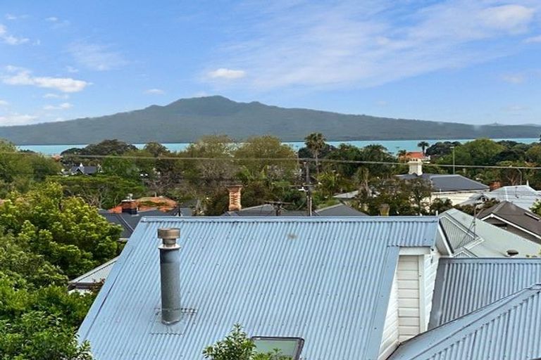 Photo of property in 19 St Aubyn Street, Devonport, Auckland, 0624