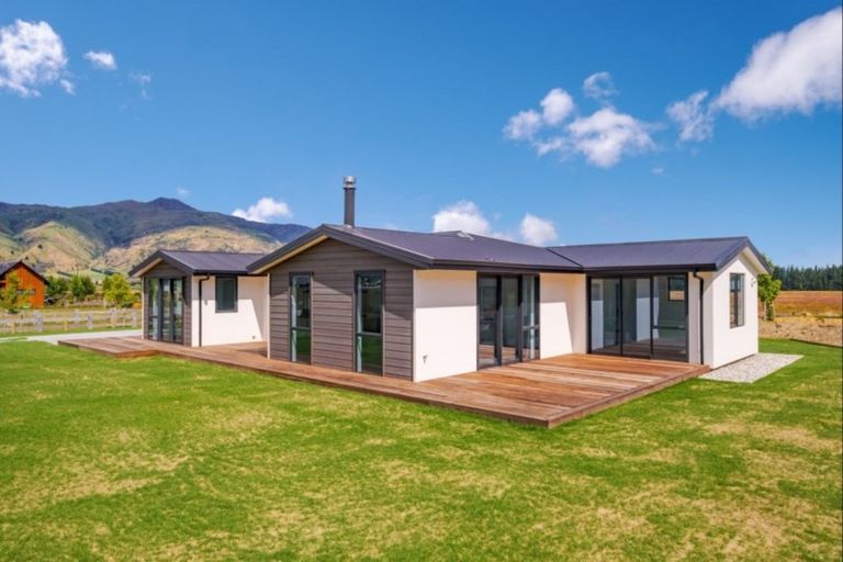 Photo of property in 9 Isthmus Place, Lake Hawea, Wanaka, 9382