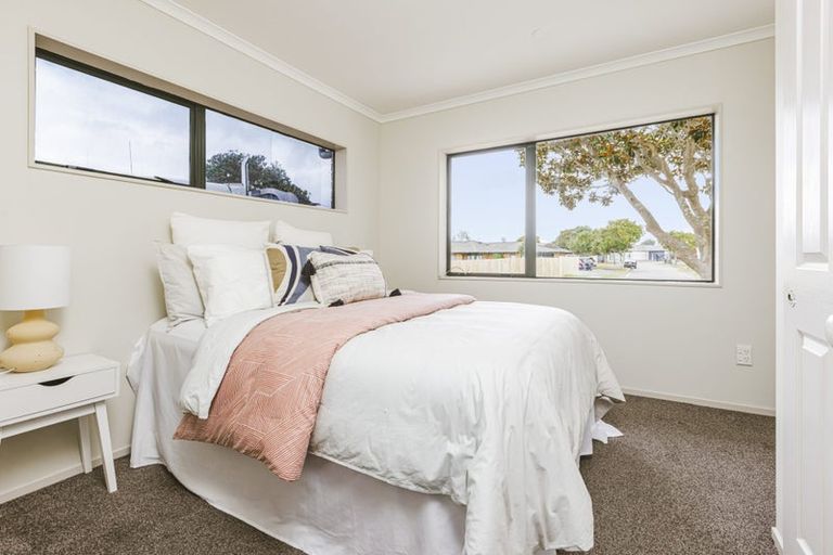 Photo of property in 26 Etherton Drive, Weymouth, Auckland, 2103