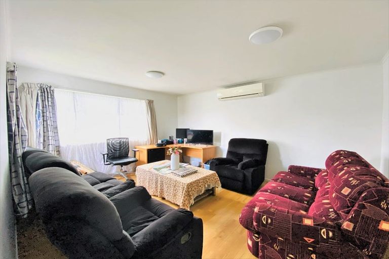 Photo of property in 12 St Margaret Place, West Harbour, Auckland, 0618