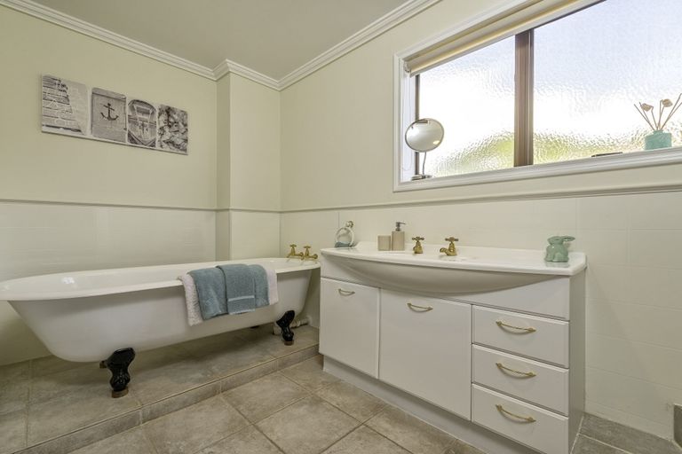 Photo of property in 71 St Annes Crescent, Wattle Downs, Auckland, 2103