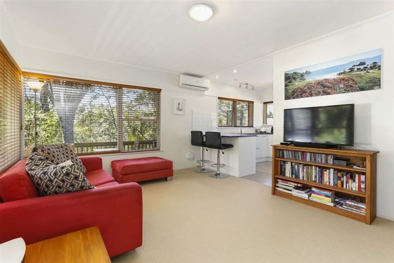 Photo of property in 2/18 Windy Ridge Road, Glenfield, Auckland, 0629