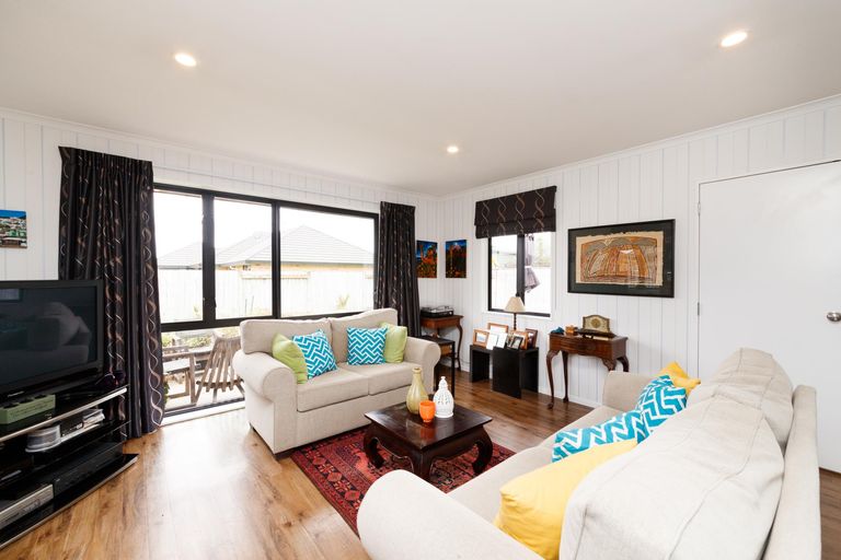 Photo of property in 15 Orlando Way, Kelvin Grove, Palmerston North, 4414