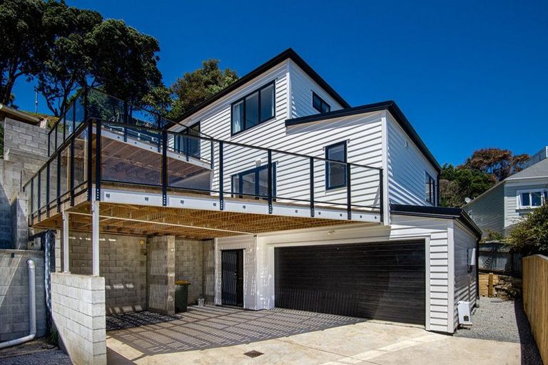 Photo of property in 6a Grays Road, Plimmerton, Porirua, 5026