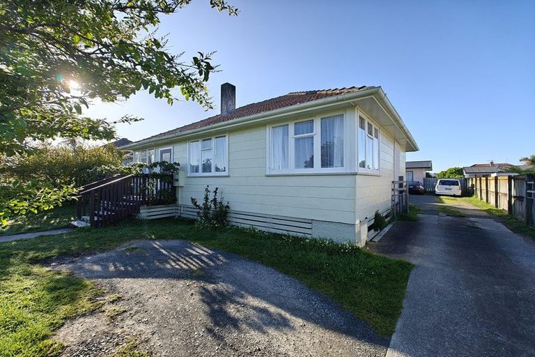 Photo of property in 12 Douglas Crescent, Fairfield, Hamilton, 3214