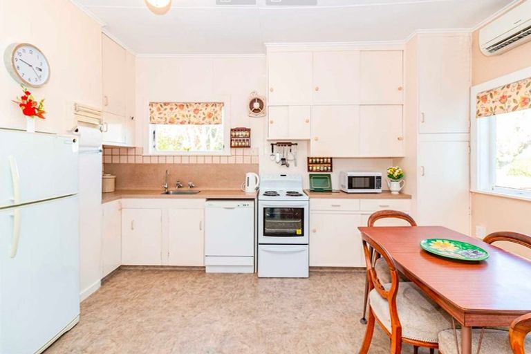 Photo of property in 12 Saint Leonard Street, Saint Johns Hill, Whanganui, 4501