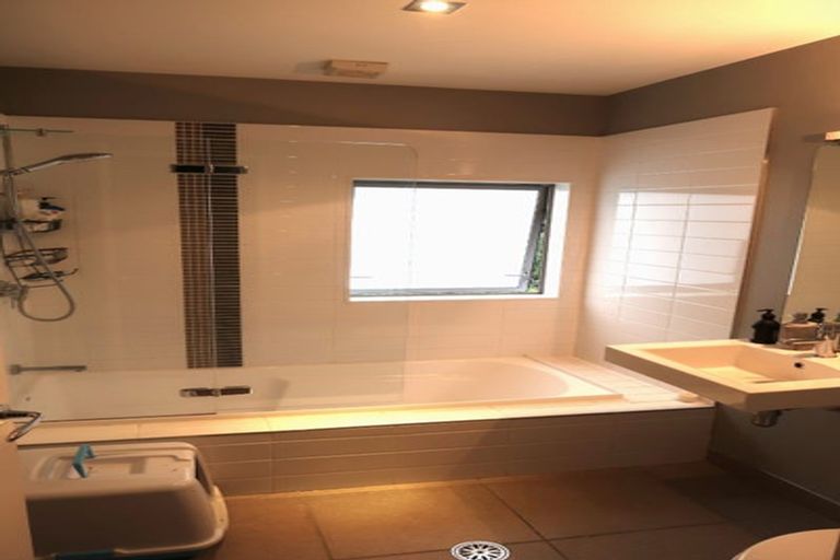 Photo of property in 23 Tiketike Way, Brooklyn, Wellington, 6021