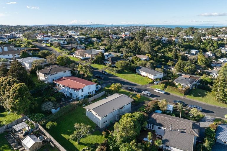 Photo of property in 11 Barker Rise, Northcross, Auckland, 0632