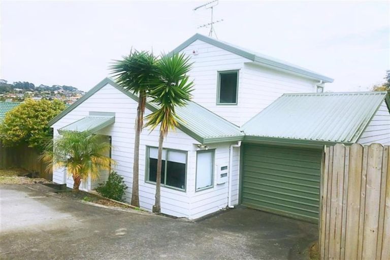 Photo of property in 2/9 Grenadine Place, Unsworth Heights, Auckland, 0632