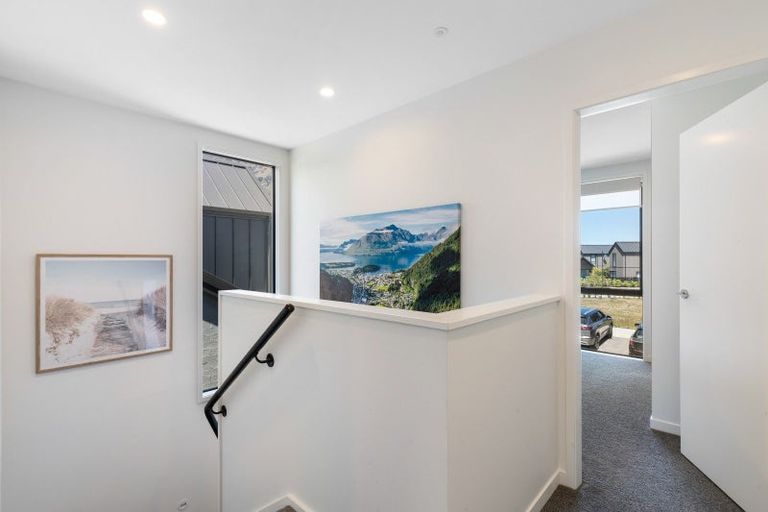 Photo of property in 10 Chapman Way, Jacks Point, 9371