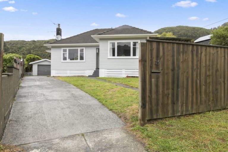 Photo of property in 35 Lees Grove, Wainuiomata, Lower Hutt, 5014