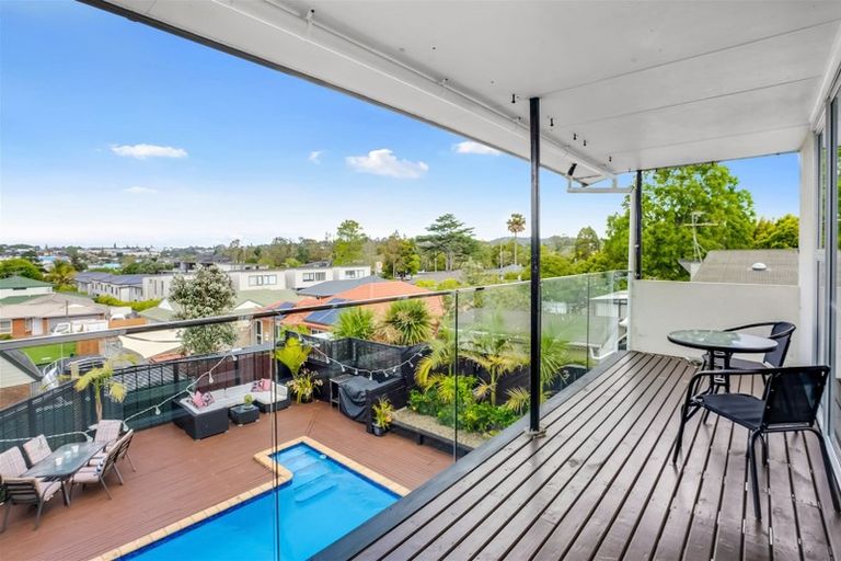 Photo of property in 9 Longbill Place, Glendene, Auckland, 0602