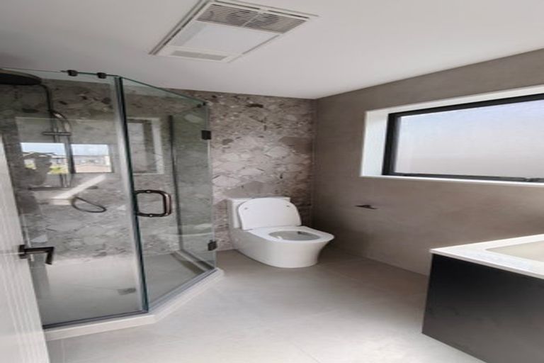 Photo of property in 118 Chivalry Road, Glenfield, Auckland, 0629