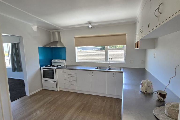 Photo of property in 25 Bellringer Crescent, Newlands, Wellington, 6037