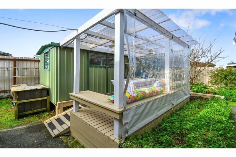 Photo of property in 2/8 Mcinnes Road, Weymouth, Auckland, 2103