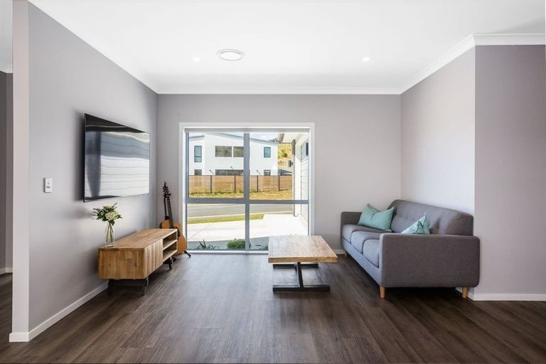 Photo of property in 65 Queen Charlotte Drive, Aotea, Porirua, 5024