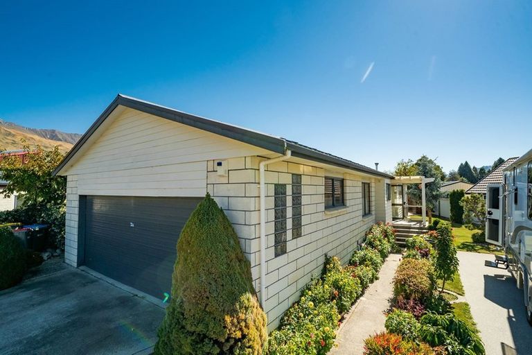 Photo of property in 8 Meadowstone Drive, Wanaka, 9305