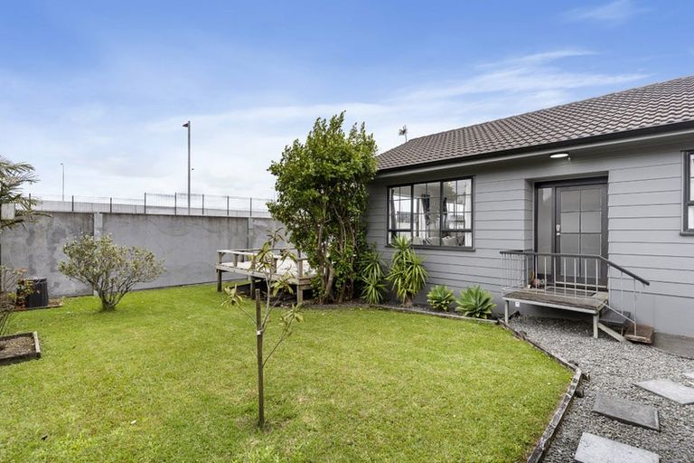 Photo of property in 19 Barbados Drive, Unsworth Heights, Auckland, 0632