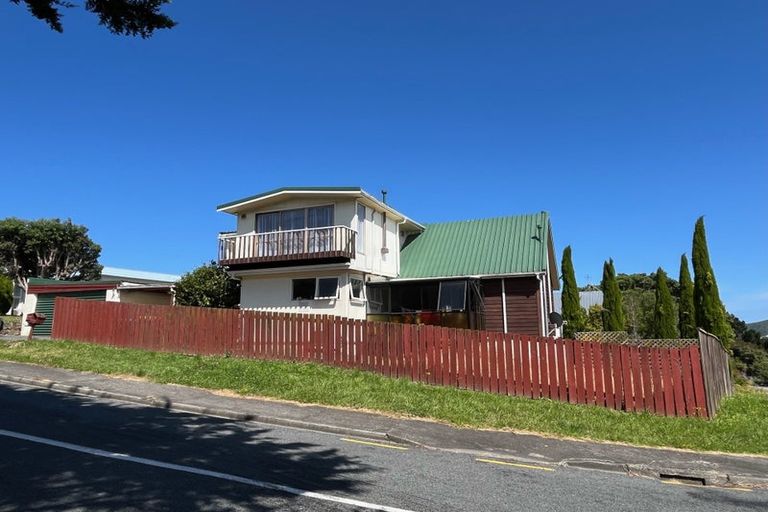 Photo of property in 2 Mervyn Place, Plimmerton, Porirua, 5026