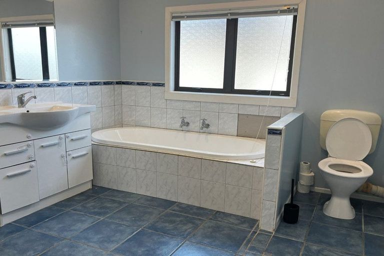 Photo of property in 5 Hattaway Avenue, Bucklands Beach, Auckland, 2012