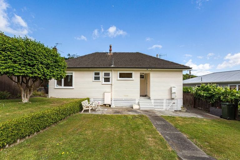 Photo of property in 11 Gardiner Grove, Wainuiomata, Lower Hutt, 5014