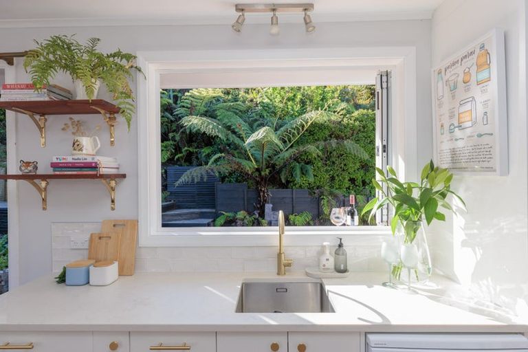 Photo of property in 10 Cotswold Crescent, Newlands, Wellington, 6037