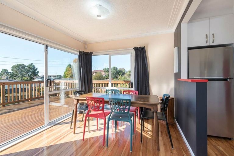 Photo of property in 15 Kelwyn Road, Kelston, Auckland, 0602