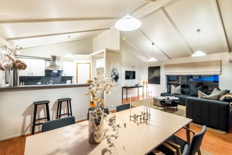 Photo of property in 2/17 Oliver Street, Point Chevalier, Auckland, 1022