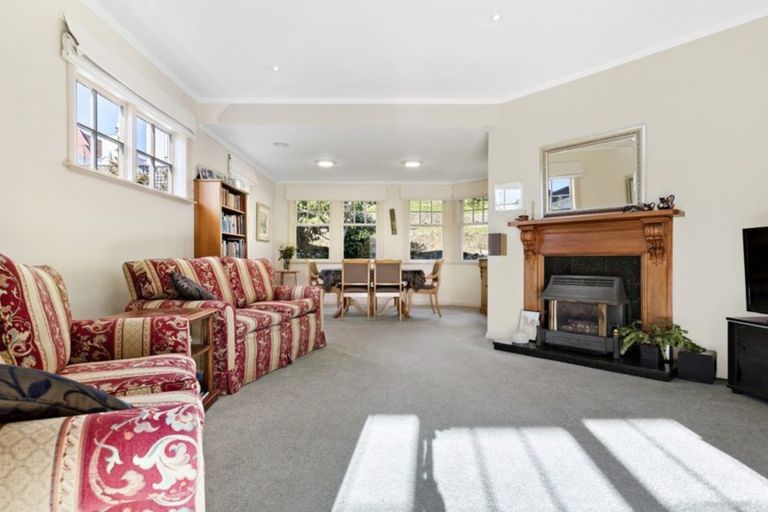 Photo of property in 1 Grove Road, Kelburn, Wellington, 6012