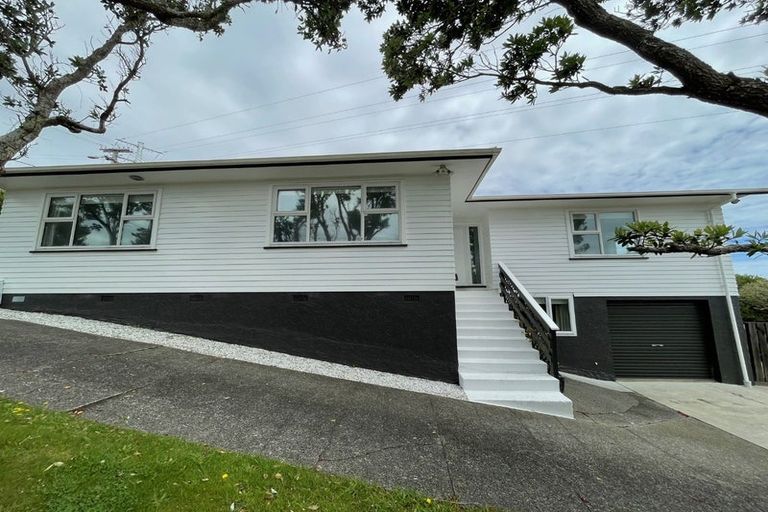 Photo of property in 28 Brooker Grove, Newlands, Wellington, 6037