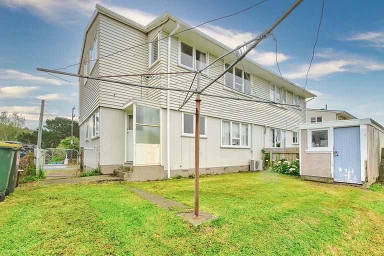 Photo of property in 115-117 Sievers Grove, Cannons Creek, Porirua, 5024