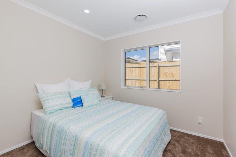 Photo of property in 18 Syd Grant Crescent, Orewa, 0931