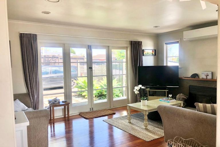 Photo of property in 5 Duncan Avenue, Te Atatu South, Auckland, 0610