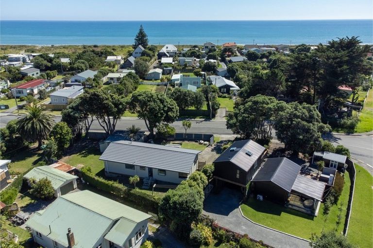 Photo of property in 4 The Avenue, Otaki Beach, Otaki, 5512