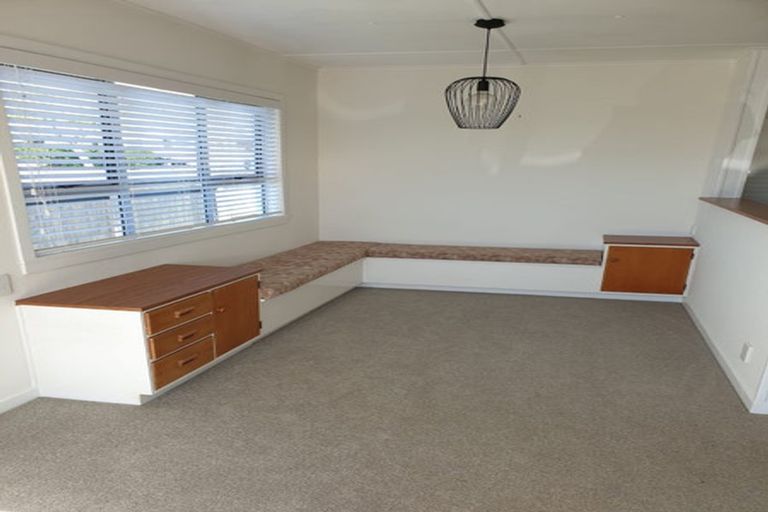 Photo of property in 15 Turakina Street, Merrilands, New Plymouth, 4312
