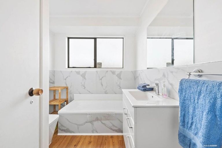 Photo of property in 57c Everglade Drive, Goodwood Heights, Auckland, 2105