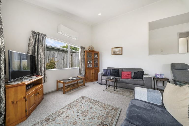 Photo of property in 2 Davern Lane, New Lynn, Auckland, 0600