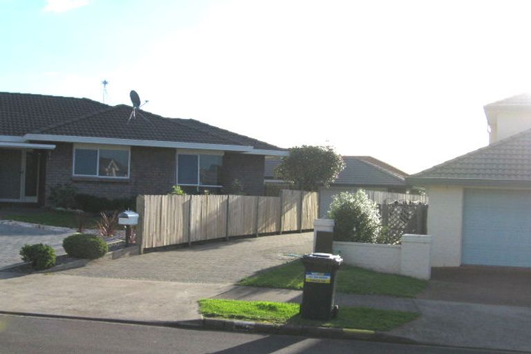 Photo of property in 2/7 Tumbridge Place, Somerville, Auckland, 2014