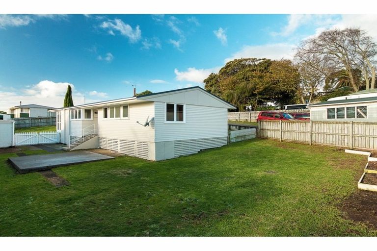 Photo of property in 1 Tawa Place, Waiuku, 2123